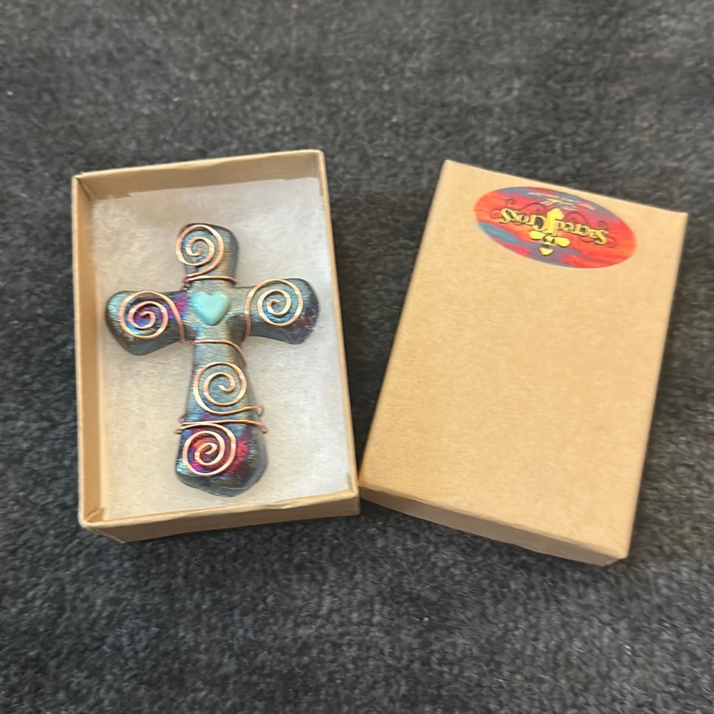 CROSS WITH MAGNETIC BACK - Picture 1 of 2